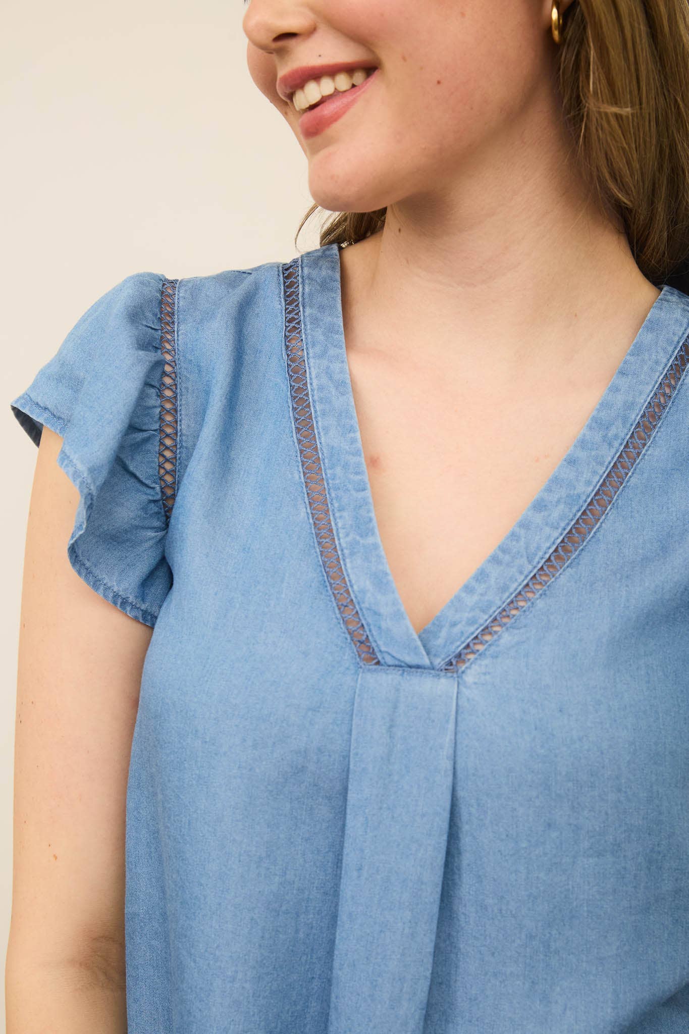 BP V NECK LACE TRIM BACK BUTTON TOP